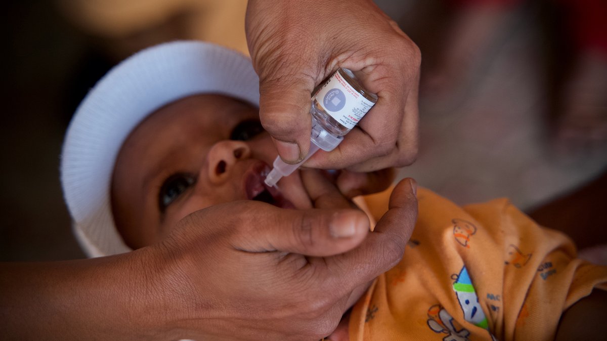 Foto: Indien – Eine Gesundheitsfachkraft impft 2023 in Indien ein kleines Kind gegen Polio.