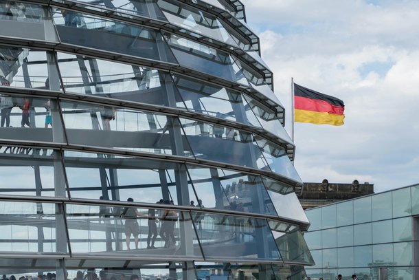 Die Glaskuppel des Bundestages mit einer deutschen Flagge darauf